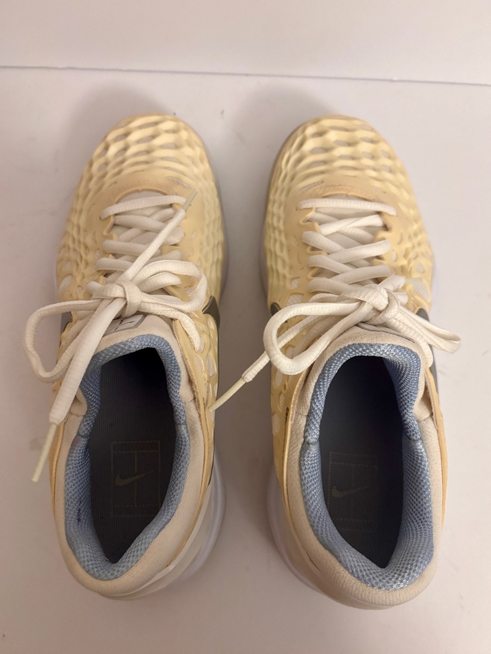 Nike Women’s Cream Mesh Tennis Shoes with Silver Swoosh size 8 - Picture 5 of 8